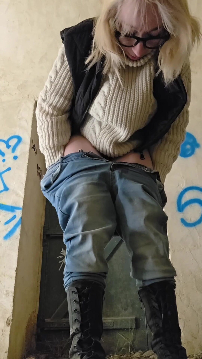 GIULIANA_OFFICIEL: Um Grande Esguicho Em Uma Casa Abandonada