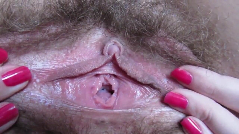 Angelinga: Hairy pussy is not an obstacle to clit play