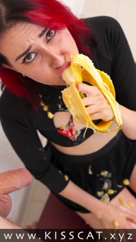 Încercarea de muie pe banană s-a încheiat cu o muie adâncă haotică cu înghițire de spermă - Kisscat