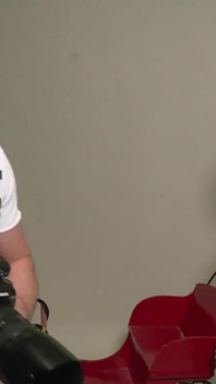 Une MILF irrésistible et provocatrice baise avec le photographe