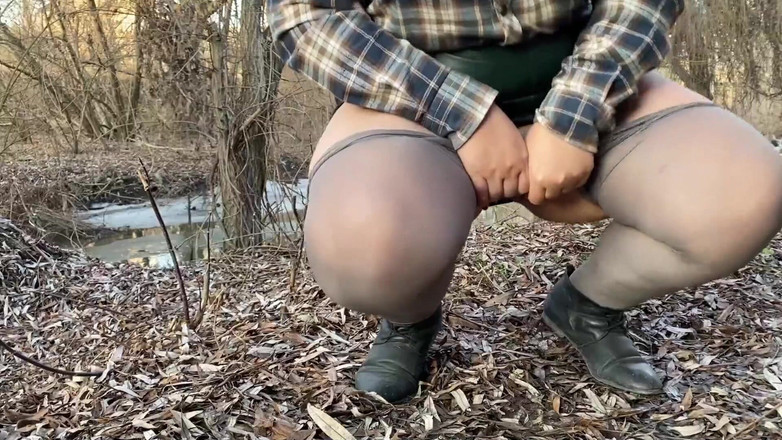 OurFetishLife: La curva madura emite un chorro cálido