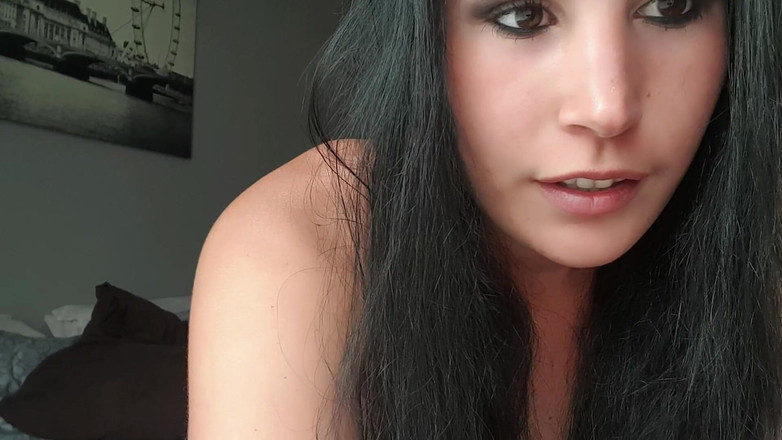 domslutfucker: Une salope donne des instructions de fumer en se masturbant...