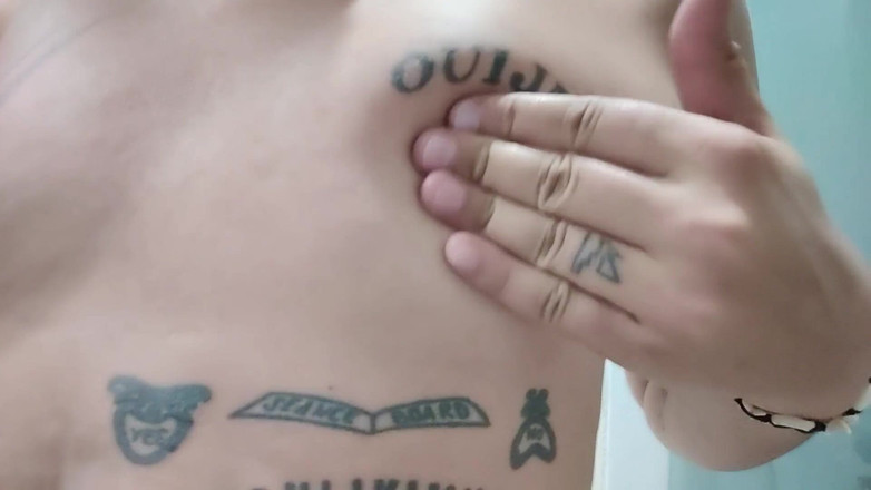 Idmir Sugary: Mostrando senos tatuados y pezones perforados - apretando y tocando senos -...