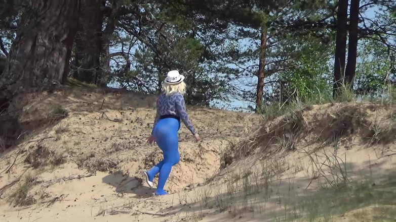 RedRoseRus: Blue Style 2 - exhibition sur la plage