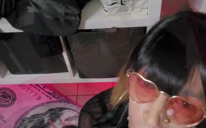 VaneSsa BiTCHx: 老板抽干另一个好鸡巴 - 眼镜上的大量面部射液。