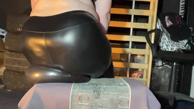 BeachBallsDuo: Malé balónky jsou zploštěny pod našimi těžkými těly!