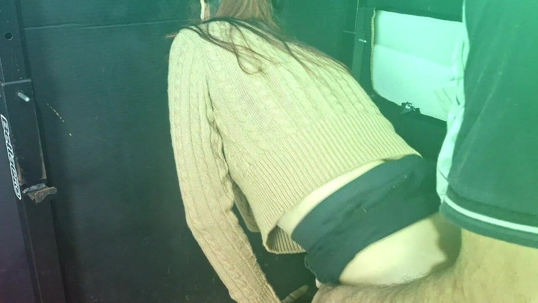 ksalnovinhos: Suami mengambil isteri buat kali pertama di gloryhole untuk menghisap...