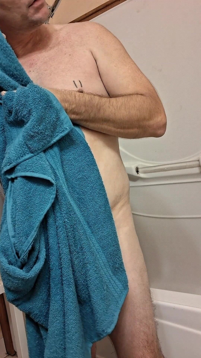 DubeSnackes: Dubesnackes, zamanı gösteriyor ve sabunlanıyor ve seksi vücudunu ovuyor.