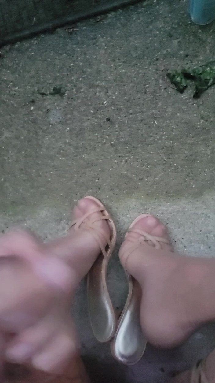 Feet Lover: Cumming on Feet Outside