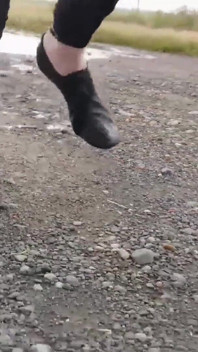 乡间小路上的水坑，玩得很开心