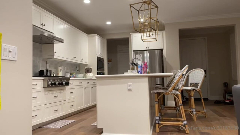 SquishMallow3328: Neuk de vrouw van mijn vriend langs achteren in mijn...