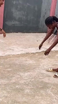 Awek Afrika bermain permainan tempatan di luar rumah