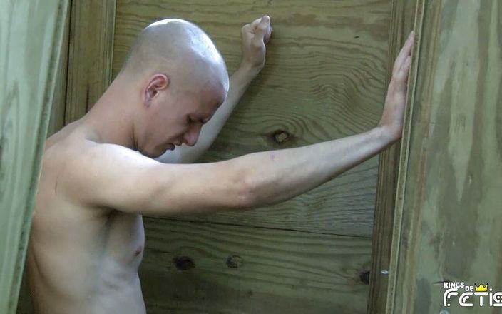 Gay Diaries: L'uomo più anziano si diverte a succhiare un cazzo peloso...