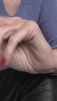 Lady Victoria Valente - tirando o dedo, unhas vermelhas, joi