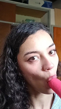 Latina sexy chupando un consolador, disfrutándolo como si fuera real