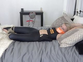 Restricting Ropes: Penny Lee, puta loira amarrada na cama