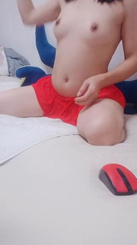 Hana si pomalu vezme oblečení a pak se objeví drobný zadek Díra Drobná kundička