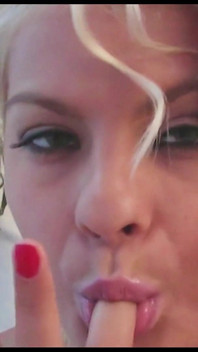 Tetona rubia milf se masturba y luego da descuidada mamada para facial