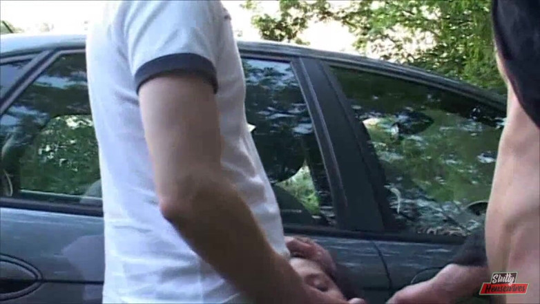 Vere Casalinghe Italia.: Horny brunette gets fucked outdoors by two guys