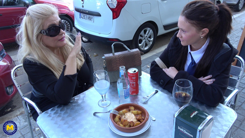 Mature NL: Silna wysoka bujna dojrzała dama rucha szorstką chudą nastolatkę.