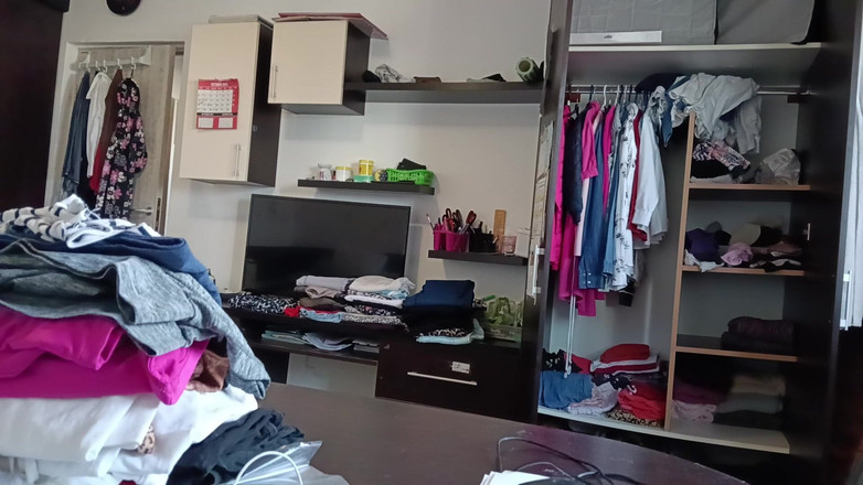 Mirsur: Amatérská manželka se baví zkoušením oblečení a řezáním.