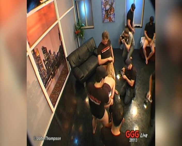 Horny girls want to fuck: Calda Bionda Ottiene Gangbang Duro Da Più Ragazzi in Una...