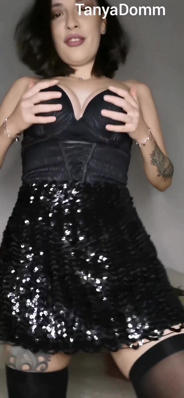 TanyaDomm: Llegas a casa y tu nueva compañera de piso te...