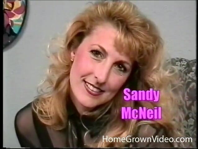 Homegrown Wives: 年长的金发女郎sandy mcneil吮吸一根很爽的鸡巴