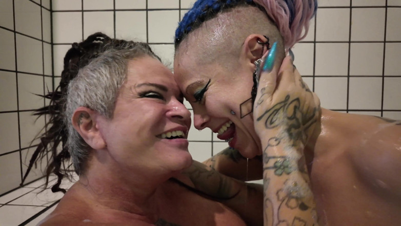 EdgesOfReality: Geile stiefmutter, freundin sex unter der dusche
