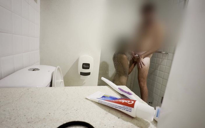 Pacho fox: Beccando la mia sorellastra a toccarsi nella doccia e mi...
