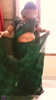 인도 타밀 통통한 마누라 Lux Saree가 애타게 입고 젖탱이 털이 무성한 보지 엉덩이를 보여! 인도 핫와이프