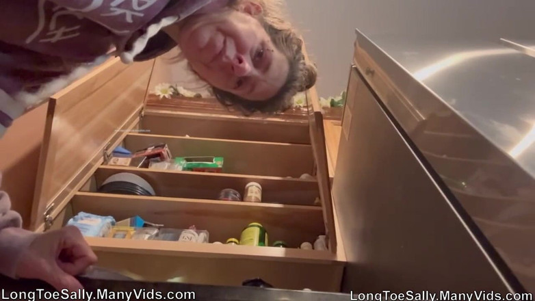 Long Toe Sally Big Buns: Cozy Stinky Bananna