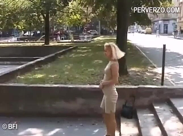 Pissing Girls: 复古户外撒尿 - DVD