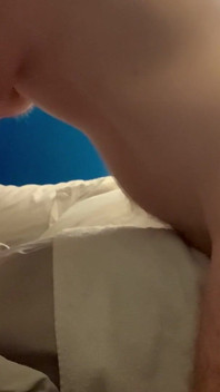 Cスポットが枕の上で鼻歌を歌い、うめく声をあげている