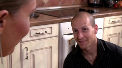 Absolute BDSM: Une Maîtresse Dominante Commande L’adoration Des Pieds À Son Esclave Chauve