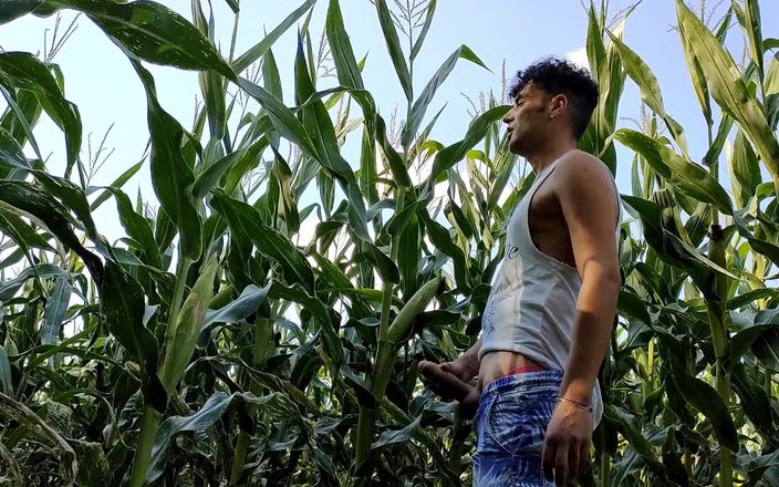 Idmir Sugary: 夏日在玉米地里撸管 - 抽搐射精鸡巴