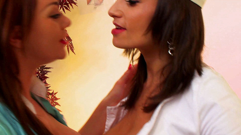 Hot Girlz: L'infermiera tettona seduce il suo paziente fanatico del sesso
