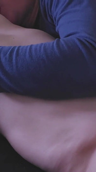 Per favore papà non andare troppo in profondità! Mi scopo la mia figliastra mentre guardo il porno