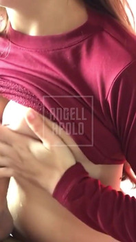 Bionda con culo grosso e tette naturali fa un pompino salivoso e si fa sborrare sulle sue tette