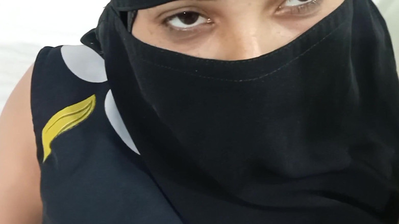 Dearshivani: Hijabi-meisje houdt ervan om pik te zuigen en haar sappige...