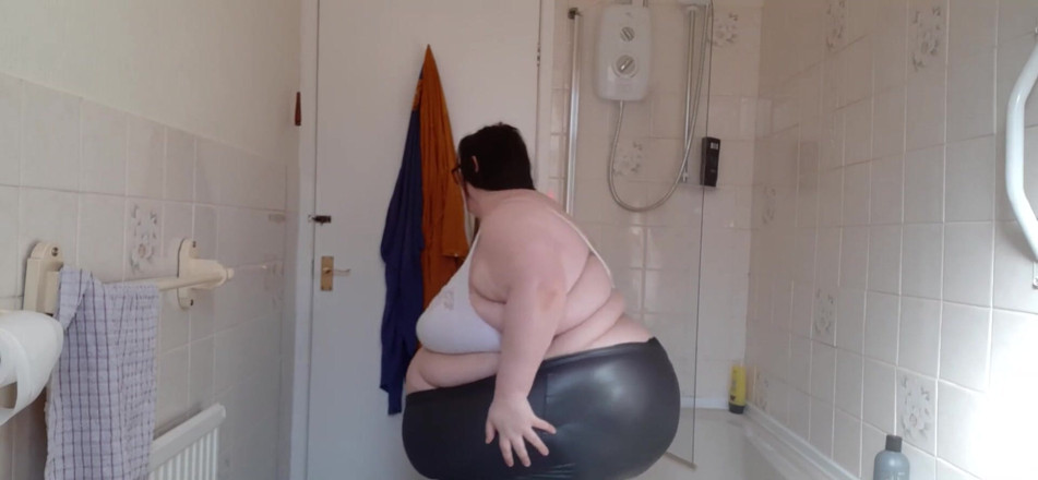 SSBBWLadyBrads: SSBBW bbw nosí kožené legíny a tanga