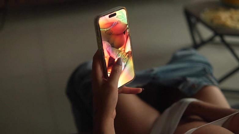 Lesbian porn: 異人種間:ルームメイトが自慰をしているのを見つけて、それがすごく興奮して、彼女の初めてのレズビアンにしっかりセックスしてしまいました