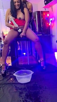 Mamă sexy asiatică Maxine X ejaculează în găleată!