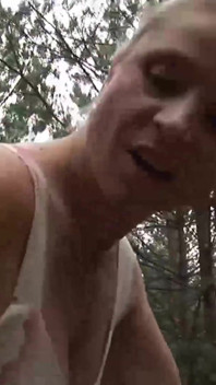 Milf e la sua amica nera scopano all'aperto