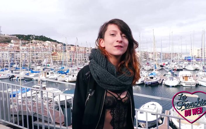 The Frenchies of the web: Melany、初めて彼女のお尻を提供する変態