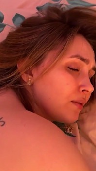 Hijastro durante un viaje se folla a su madrastra en un hotel y se corre en su boca