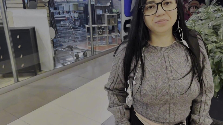 Crisanto999: Conhecendo um fã no shopping saindo com ele, ela ficou...