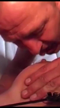 Büyük memeli sarışın çirkin orta yaşlı seksi kadın amcığını parmaklıyor