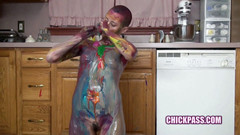 ChickPass Amateurs: Лысая телочка Shelly рисует свое обнаженное тело