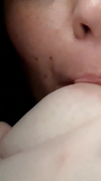 Sexy Obryně saje své vlastní kozy a sténá